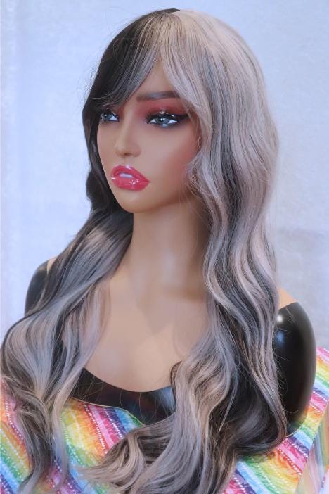 Sleek Black & Gray Highlights Split Wavy Wig with Bangs – 24" Long Two-Tone Elegance