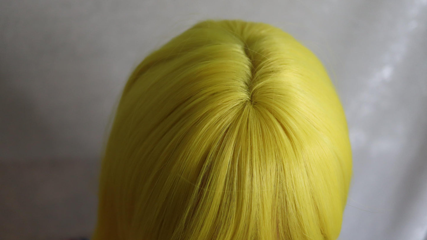 Cartoon Sunshine Colored 18" Bright Yellow Layered Retro Wig – Straight, Glueless Cap with Bangs, Perfect for Cosplay & Festivals